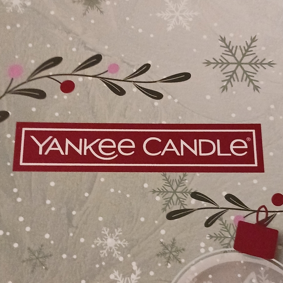 NEW! YANKEE CANDLE CHRISTMAS VOTIVE SAMPLER TIN - Picture 6 of 9